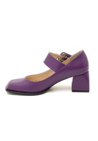 Chaussure carrée en cuir violet avec une large bride à la cheville, talon carré et texture lisse. Comprend une doublure intérieure beige et une semelle noire.