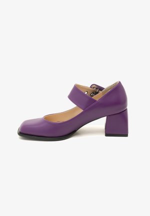 Chaussure carrée en cuir violet avec une large bride à la cheville, talon carré et texture lisse. Comprend une doublure intérieure beige et une semelle noire.