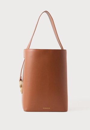 Bruine leren totebag met een gladde afwerking, rechthoekige vorm en een enkele schouderriem. Voorzien van een gouden accent en een geperst logo.