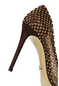 Bruine hoge hak schoen met een spitse neus, voorzien van een bovenkant van gaas versierd met gouden studs en een slanke stilettohak. Glad beige interieur.