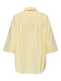 Chemise jaune à manches courtes boutonnée avec de fines rayures verticales blanches et orange, vue de dos.