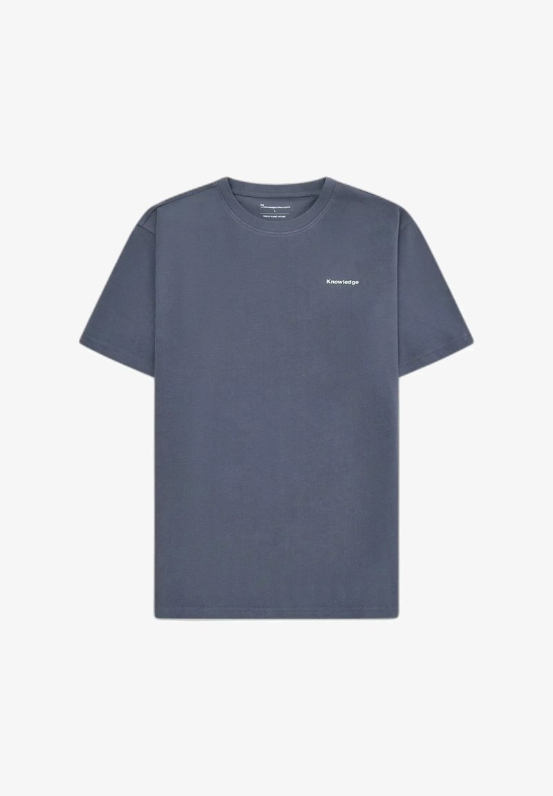 T-shirt court en coton gris foncé avec col rond et petit texte blanc « Knowledge » sur la poitrine gauche.