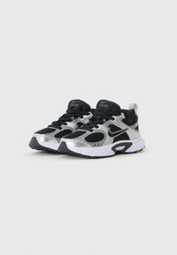 Baskets de sport Nike avec une tige en mesh noir et des accents argentés, une semelle blanche rembourrée et une semelle extérieure en caoutchouc texturé.