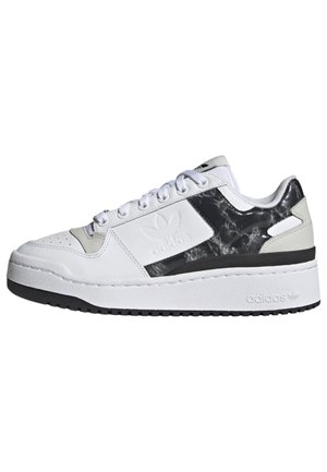 Niski biały sneaker Adidas z czarnymi akcentami o wzorze marmuru, sznurowanym zapięciem i grubą, teksturowaną podeszwą.