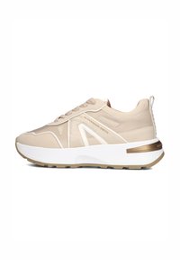 Beige sneakers met een glad leren bovenwerk, witte accenten, verhoogde plateauzool en subtiele metallic gouden details op de hiel.