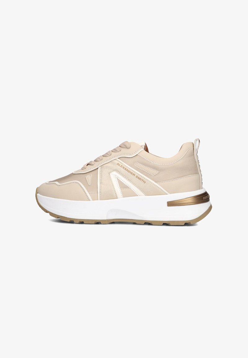 Beige sneakers met een glad leren bovenwerk, witte accenten, verhoogde plateauzool en subtiele metallic gouden details op de hiel.