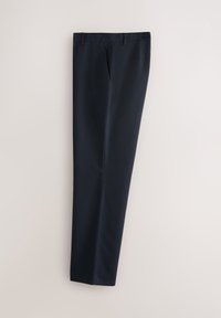 Pantalon bleu marine avec passants de ceinture, pli avant et coupe droite et slim sur un fond neutre.