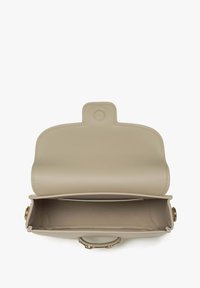 Beżowa skórzana torebka o zbudowanej formie, zaokrąglonym zapięciu na klapę, złotych akcentach oraz pojemnym, niepodszewkowanym wnętrzu.