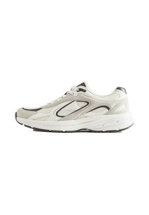 Weißer und hellgrauer Sportschuh mit Mesh- und Veloursleder-Einsätzen, Schnürung vorne und dicker profilierter Sohle, seitlich gesehen.
