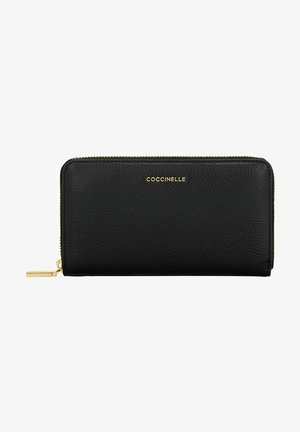 Portafoglio in pelle nera con finitura testurizzata, accessori in oro e chiusura a zip con un piccolo tirante. Il nome del marchio è impresso.