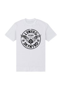Hvid bomulds-t-shirt med et rundt sort grafik med vinger, teksten "LYNYRD FREEBIRD" og "SKYNYRD 1973," samt detalje med kløverdesign.