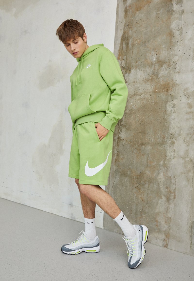 Nike Sportswear SPORTSWEAR CLUB FLEECE - Sweatshirt com capuz - vivid green/white