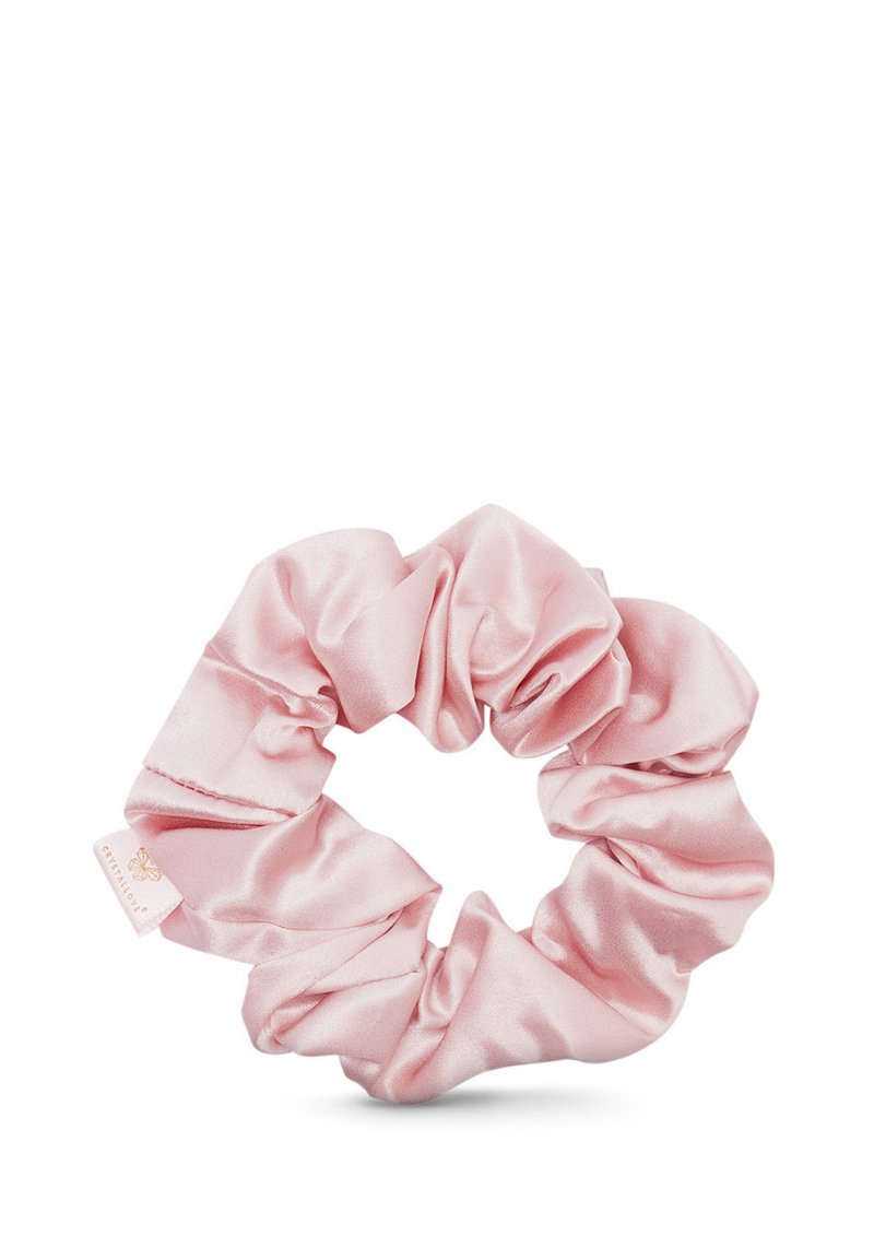 Różowa satynowa scrunchie o gładkiej fakturze, z zebranym wzorem i małą metką z logo marki. Okrągły kształt do stylizacji włosów.
