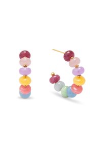 Pendientes de aro con cuentas multicolores en púrpura, rojo, rosa, amarillo, verde y azul, con herrajes en tono dorado y un acabado brillante.
