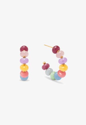 Hängande örhängen med flerfärgade pärlor i lila, röd, rosa, gul, grön och blå, med hardware i guldton och en glansig yta.
