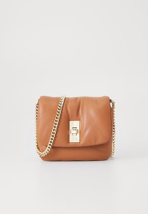 Brązowa skórzana torebka na ramię z złotym łańcuszkowym paskiem i prostokątną złotą klamrą z przodu na jednolitym białym tle.