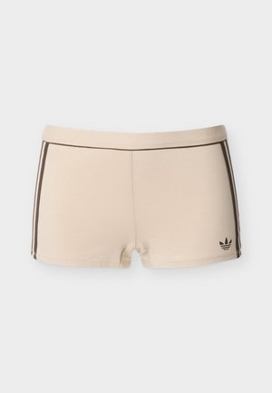 Μπεζ ανδρικά μαγιό με σκούρες καφέ ρίγες στο πλευρό και λογότυπο Adidas στο μπροστινό αριστερό πόδι, παρουσιάζονται σε λευκό φόντο.