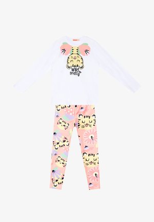 Biały top z długim rękawem z twarzą tygrysa i tekstem "Wild & Pretty", zestawiony z różowymi legginsami z uśmiechającymi się twarzami tygrysów i kwiatowymi wzorami.