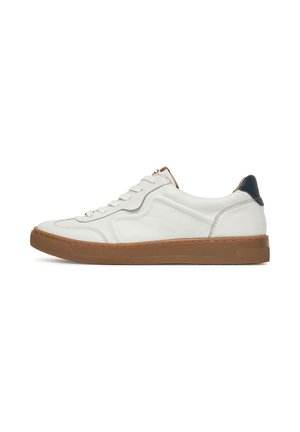 Biały skórzany niski sneaker z brązową gumową podeszwą i czarną zakładką na pięcie, pokazany w widoku bocznym na białym tle.