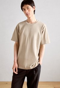 Lindbergh O NECK TEE OVERSIZE - Basic póló - stone