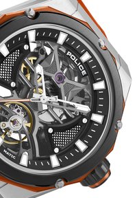 Moška ura s srebrnim ohišjem iz nerjavečega jekla, črnim številčnico in oranžnimi poudarki. Ima zapleten skeletni dizajn, bele označevalce ur in vijolične podrobnosti.