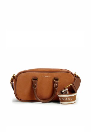 Bolso de mano rectangular de cuero marrón con dos asas y una correa trenzada para el hombro etiquetada con "London" y "Ted Baker".