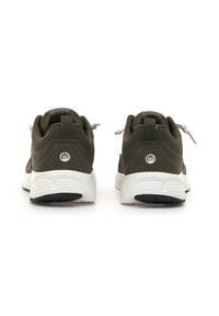 Zapatillas de malla verde y ante con suelas blancas. Cuentan con una pestaña para tirar y suelas negras en contraste. Diseño moderno y aerodinámico.