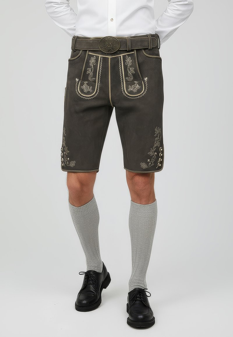 Siyah lederhosen dengan bordir emas yang rumit dan aksen, dilengkapi dengan saku depan, pinggang berpita, dan panjang hingga lutut. Dipadukan dengan kaus kaki abu-abu.