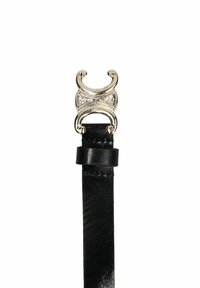 Zwarte leren riem met een zilveren metalen gesp met een decoratief ontwerp en kristalaccenten. Gladde textuur met een gepolijste afwerking.