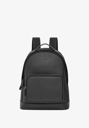 Czarny plecak o teksturowanym wykończeniu, zaokrąglonym kształcie i wyściełanych szelkach. Posiada przednią kieszeń na zamek i górny uchwyt do noszenia.
