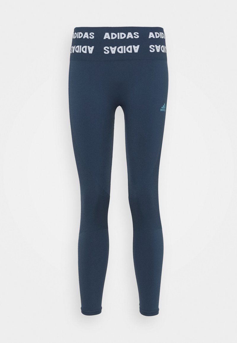 Leggings azul marino con una cinturilla ancha que presenta la inscripción blanca "ADIDAS"; fabricadas con un material elástico y suave para mayor comodidad y ajuste.