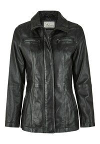Schwarze Lederjacke mit Stehkragen, vorderem Reißverschluss und zwei mit Reißverschluss versehenen Brusttaschen. Besitzt eine taillierte Passform und sichtbare Nähte.