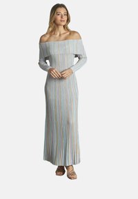 Schulterfreies, langärmeliges Kleid in einem vertikalen Streifenmuster aus Pastellfarben. Glatter, dehnbarer Stoff mit taillierter Silhouette.