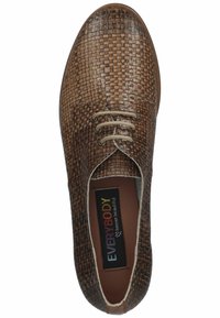 Scarpa in pelle intrecciata marrone con punta rotonda, lacci decorativi e interno beige. Dettagli di texture e pattern sottili.