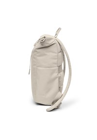 Sac à dos beige avec bretelles rembourrées, poche latérale zippée et fermeture enroulable, présenté en position verticale sur un fond blanc.