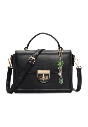 Bolso de cuero negro con asa superior, correa ajustable para el hombro, cierre de tono dorado y un charm de flor y hoja verde en una cadena.