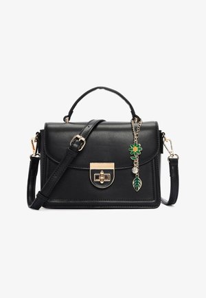 Bolso de cuero negro con asa superior, correa ajustable para el hombro, cierre de tono dorado y un charm de flor y hoja verde en una cadena.