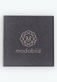 Schwarze Texturbox mit einem geometrischen Logo in metallic Gold und dem Text "modabilé" darunter, was ein modernes Design und eine kompakte Form betont.