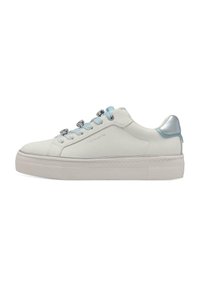 Weißer Sneaker mit einem Obermaterial aus glattem Leder, blauen Akzenten, metallischen Ösen und einer strukturierten Gummisohle mit Zickzackmuster.