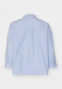 Camicia a strisce azzurro chiaro, con maniche lunghe e polsini arricciati, e una spalla posteriore arricciata. Adatta per un abbigliamento casual.