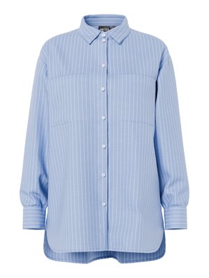 Gaiši zilas pogām aizsprādzētas krekls ar baltām vertikālām svītrām. Tam ir apkakle, garas piedurknes un divas krūšu kabatas.