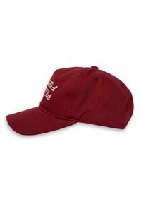 Căciulă de baseball din bumbac culoarea vișinie, cu o margine curbată, text brodat pe față și o curea ajustabilă în spate. Textură netedă.