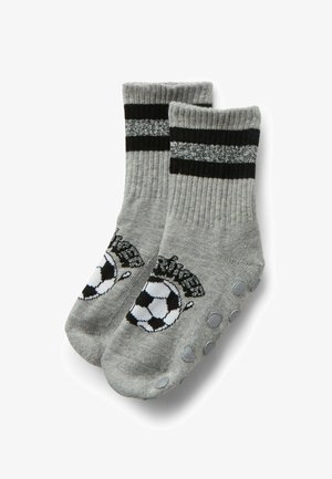 Graue Kindersocken mit schwarz-weißem Fußballmotiv, schwarzen und grauen Streifen nahe der Bündchen und rutschfesten Sohlen.