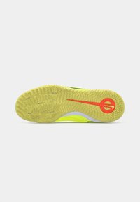 Suola di scarpa sportiva di un vivace giallo, con gomma testurizzata, che presenta un dettaglio del logo rosso e un design fluido per aderenza e flessibilità.