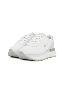 Sneakers sintetici bianchi con una finitura testurizzata, dotati di una suola bianca prominente, dettagli grigi e lacci piatti.