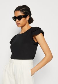 Selected Femme SLFCAMILA SS RUFFLE - Trükipildiga T-särk - black