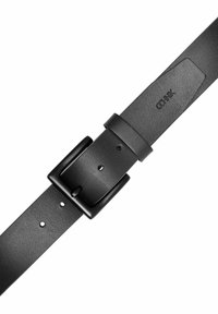 Czarny skórzany pasek o teksturowanym wykończeniu, prostokątna czarna metalowa klamra, pięć otworów do regulacji oraz wytłoczone logo marki na pasku.