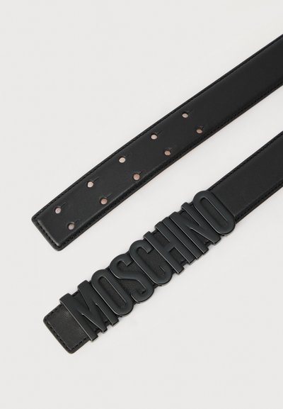 Μαύρη δερμάτινη ζώνη με πολλαπλές τρύπες και μεγάλη μαύρη αγκράφα που σχηματίζει τη λέξη «MOSCHINO» με έντονα γράμματα.