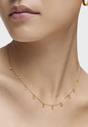 Collar de oro con una delicada cadena que presenta pequeños charms de estrellas y corazones, colgados de manera uniforme a lo largo de su longitud, realzando su diseño minimalista.