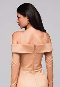 Off-Shoulder-Satin-Kleid in Nude mit langen Ärmeln, Rückenzipper und strukturiertem Oberteil für eine figurbetonte Silhouette.